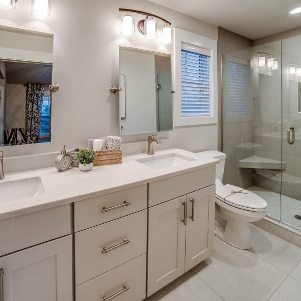 Glass shower with corner bench